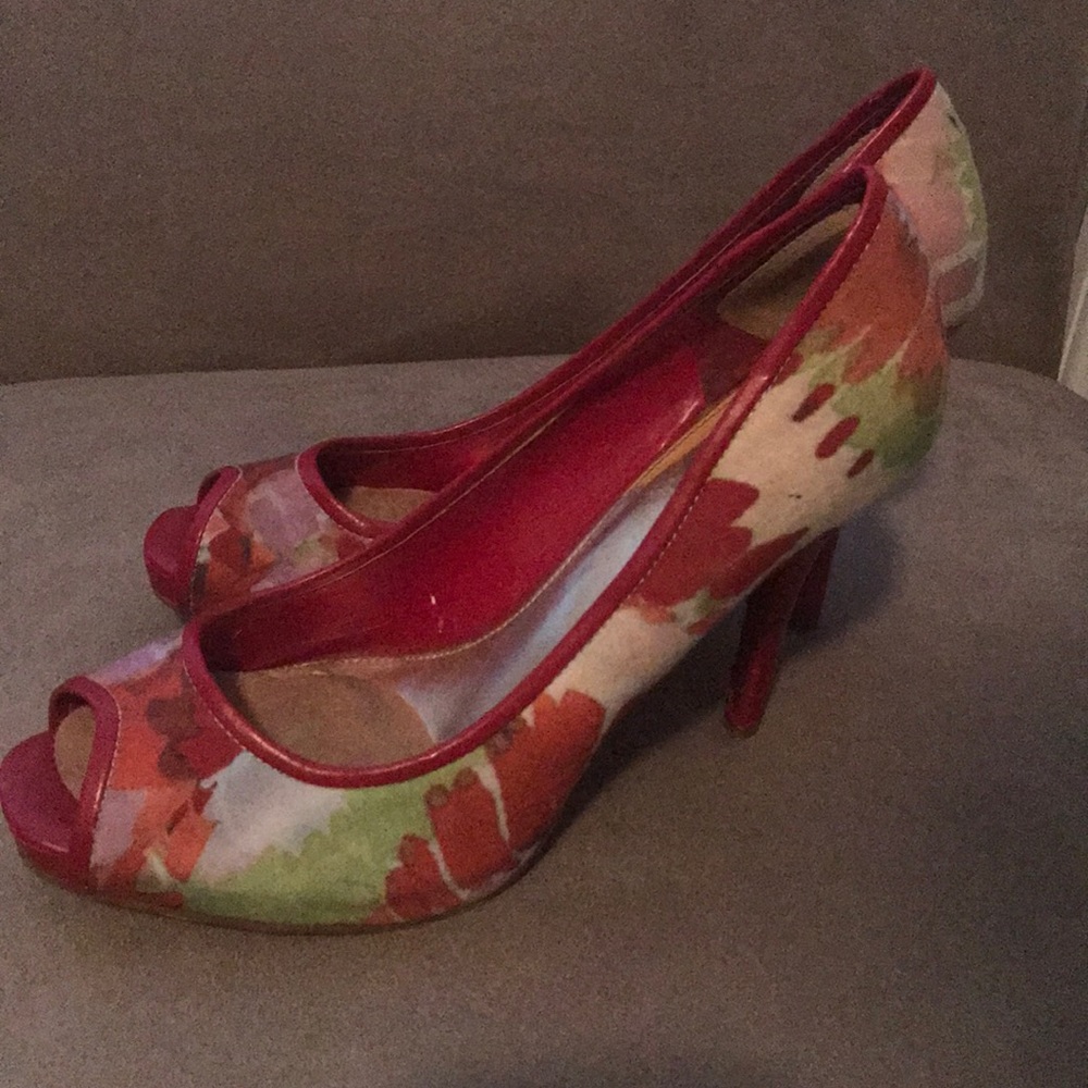 EUC Nine West Watercolor Peep Toe Heels. Size 8